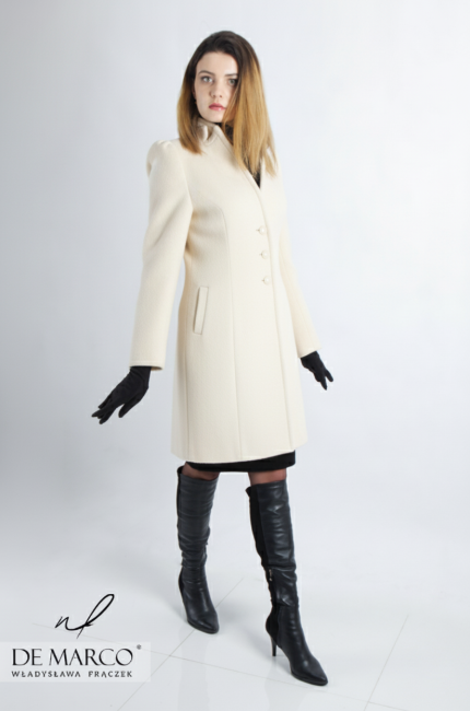 Elegancki krótki wełniany płaszczyk damski wizytowy w jasnych odcieniach. Polski producent szycie na miarę szycie pasowane De Marco. Szyjemy w Małopolsce