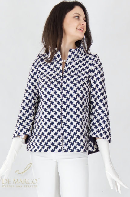 Reprezentacyjny płaszczyk o fasonie trapezowym pepitka. Krótki swobodny płaszczyk przejściowy od polskiej projektantki Władysławy Frączek