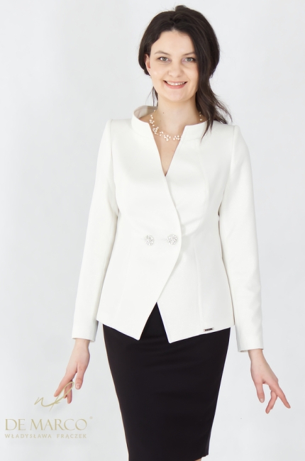 A timeless, plain white women's jacket for trousers and skirts. A soft closure with a jewel-like button. Made-to-measure tailoring by De Marco.