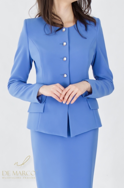 Stylowe garsonki i kostiumy damskie ze spódnicą wkolorze niebieskim. Szycie pasowane szycie miarowe De Marco